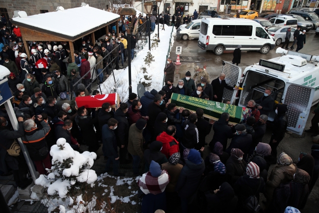 Trafik kazasında yaşamını yitiren Uzman Çavuş ve ailesi toprağa verildi