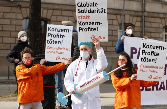 Almanya'da aşı telifi protestosu