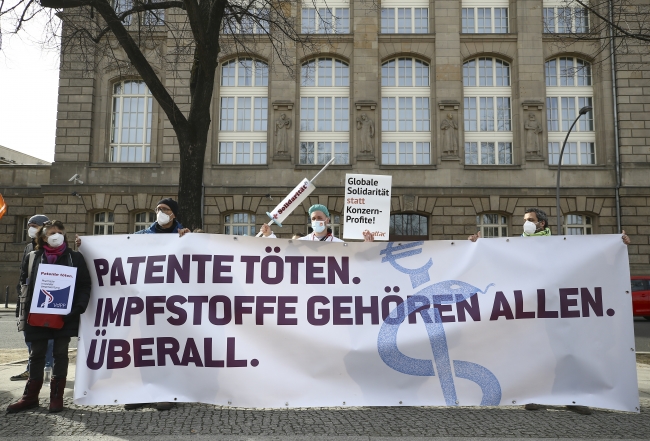 Almanya'da aşı telifi protestosu