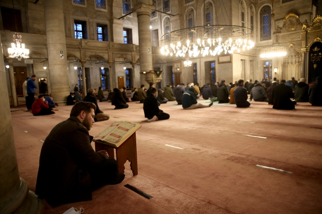 İstanbul'daki camilerde Miraç Kandili dualarla idrak edildi