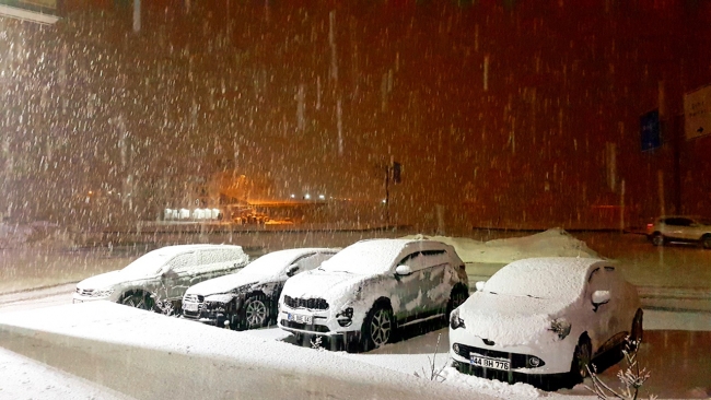 Bingöl'de kar yolları kapattı