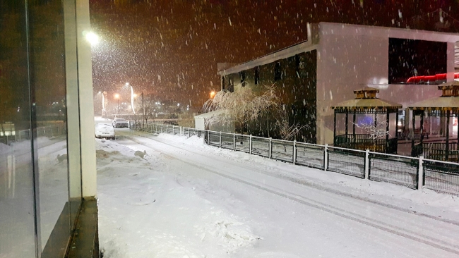 Bingöl'de kar yolları kapattı