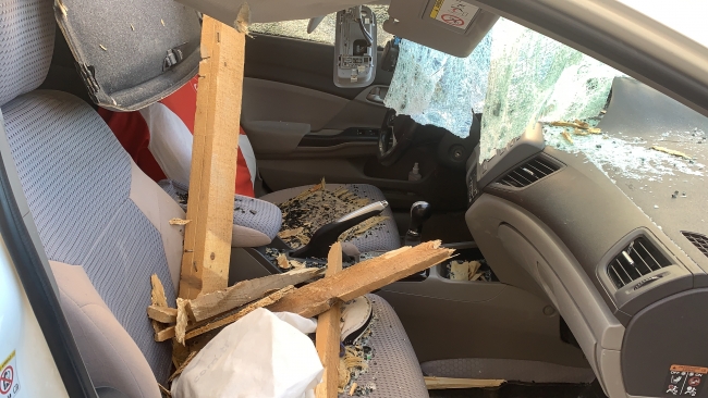 Fırtınada uçan kalas arabaya saplandı