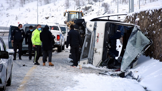 Kayseri'de turistleri taşıyan midibüs devrildi