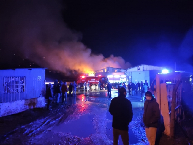 Bursa'da karton fabrikasında yangın