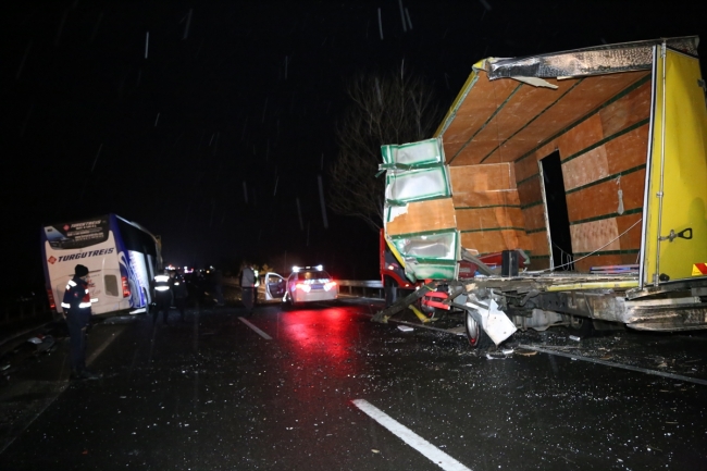 Yolcu otobüsü arızalanan kamyona çarptı: 3 yaralı