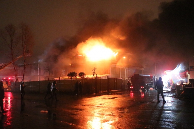 Sakarya'da mobilyacılar çarşısında yangın: 4 iş yeri kül oldu