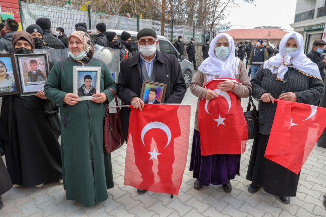 Vanlı anneler HDP önünde eylem yaptı: Çocuklarımızı istiyoruz