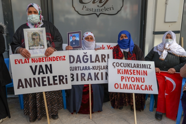 Vanlı anneler HDP önünde eylem yaptı: Çocuklarımızı istiyoruz