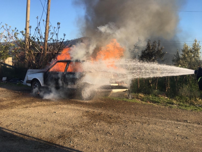 Park halindeyken yanan araç kullanılamaz hale geldi