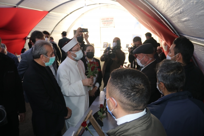 Diyanet İşleri Başkanı Erbaş'tan Diyarbakır annelerine ziyaret