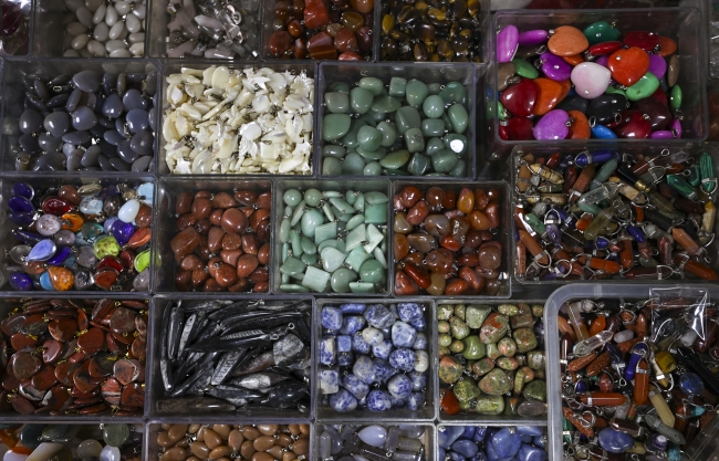 Farklı ve değerli taşlar için yollara düştü