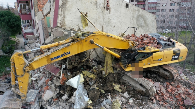 Yıktığı apartmanın altında kalan kepçe operatörü yaralandı