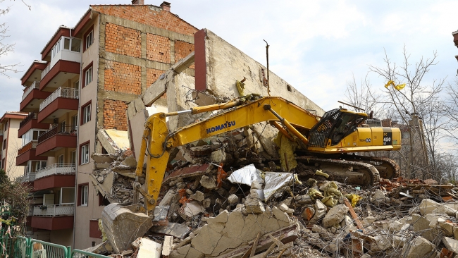 Yıktığı apartmanın altında kalan kepçe operatörü yaralandı