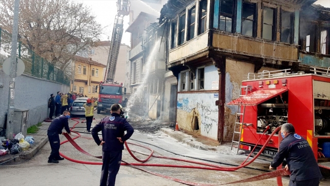 Bursa'da metruk binada yangın