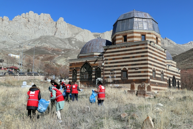 Türk Kızılay gönüllülerinden İshak Paşa Sarayı çevresinde temizlik