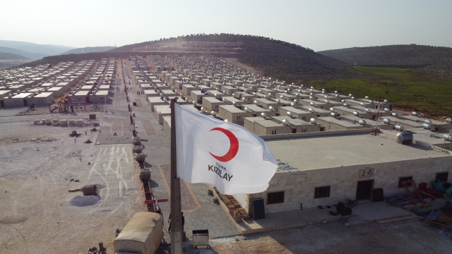 İdlib’in Mashad Ruhin bölgesinde 750 briket ev teslim edildi