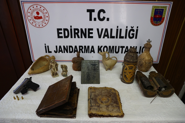 Tarihi eser operasyonunda altın işlemeli Tevrat ele geçirildi