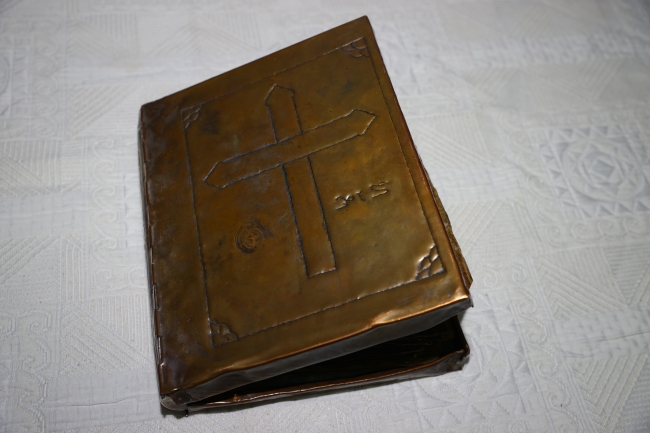 Tarihi eser operasyonunda altın işlemeli Tevrat ele geçirildi