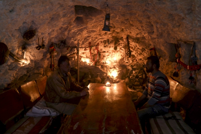 Suriye'de sivillerin sığındığı mağarayı sanat galerisine çevirdi