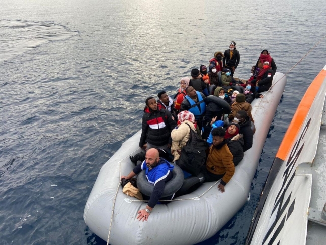 Yunanistan'ın ölüme terk ettiği 64 sığınmacı kurtarıldı