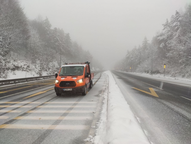 Anadolu Otoyolu'nun Bolu Dağı kesiminde kar etkili oluyor