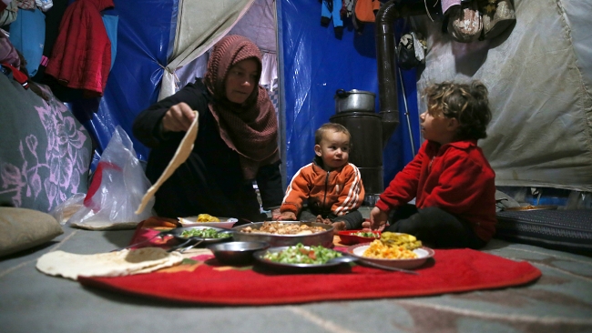 İdlib'deki kamplarda yoksulluk içinde ilk iftar