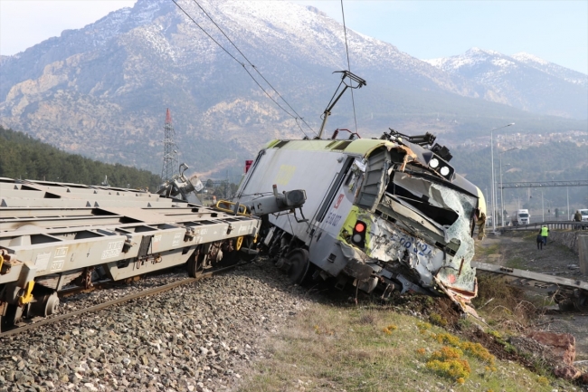 Adana'da yük trenleri çarpıştı: 2 makinist yaralandı
