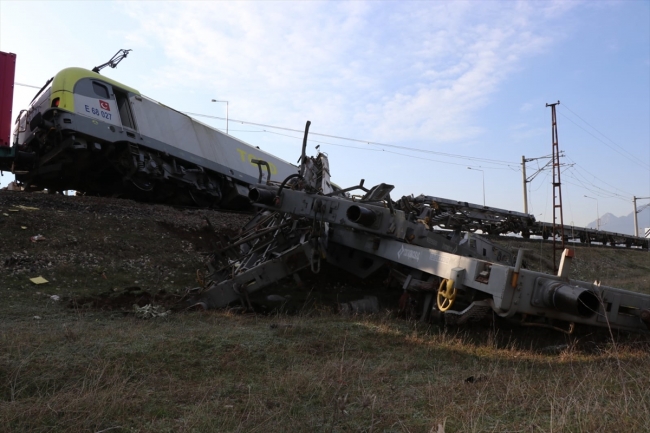 Adana'da yük trenleri çarpıştı: 2 makinist yaralandı