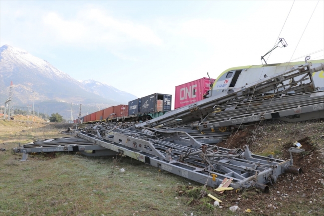 Adana'da yük trenleri çarpıştı: 2 makinist yaralandı