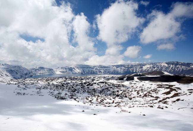 Nemrut Krater Gölü'nün yolu 10 metre kardan temizleniyor