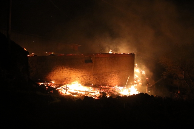 Uşak'ta yangın: 2 ev, 1 ahır kullanılamaz hale geldi