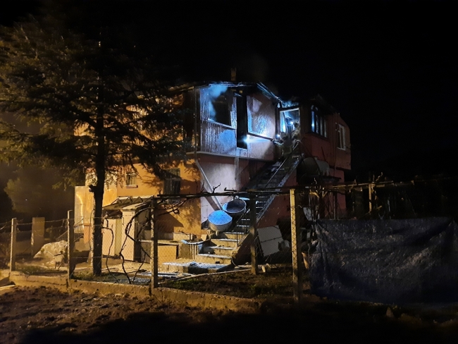 Kırıkkale'de iki katlı evde yangın