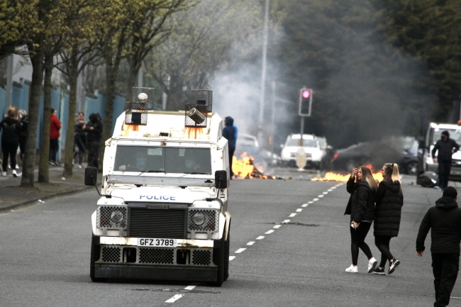 Kuzey İrlanda'daki şiddet olayları yeniden başladı