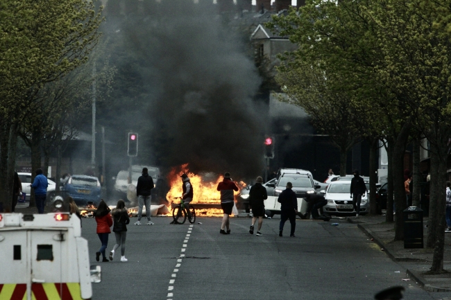 Kuzey İrlanda'daki şiddet olayları yeniden başladı