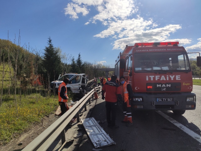 Karayolları kamyoneti bariyere çarptı: 1 ölü, 1 yaralı