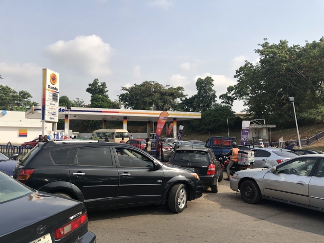 Nijerya'da akaryakıt krizi: Halk benzin istasyonlarına akın etti