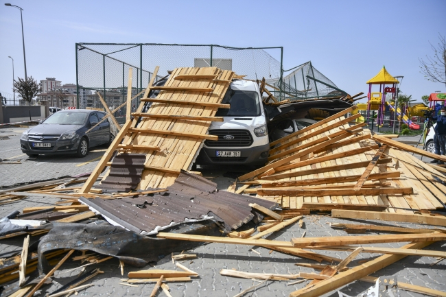 Gaziantep'te rüzgarın neden olduğu hasar tespit ediliyor