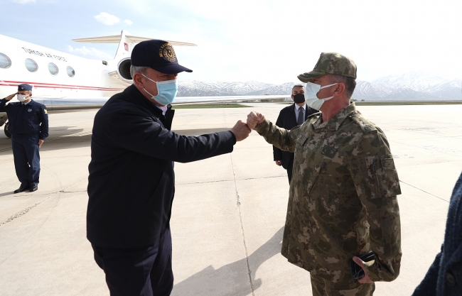 Bakan Akar ve TSK komuta kademesi Irak sınırında