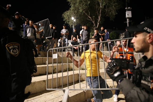Filistinliler Şam Kapısı’ndaki barikatları kaldırdı
