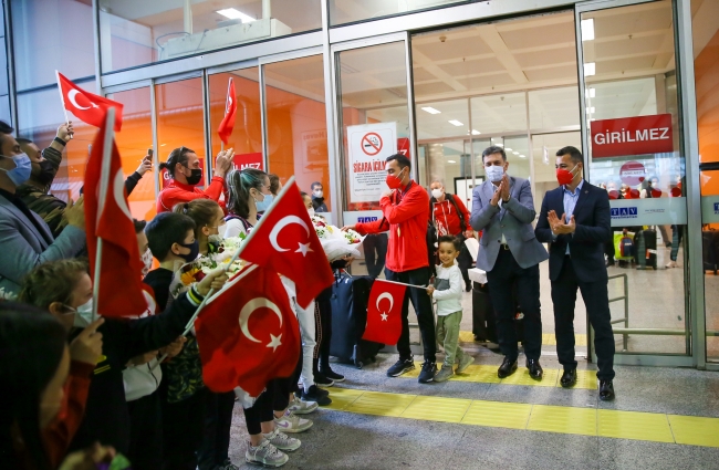 Avrupa Artistik Cimnastik Şampiyonası'nda mücadele eden sporcular yurda döndü