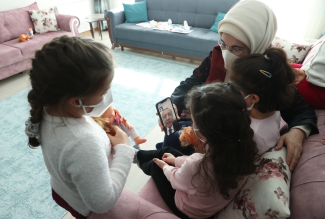 Emine Erdoğan'dan sevgi evindeki çocuklara ziyaret
