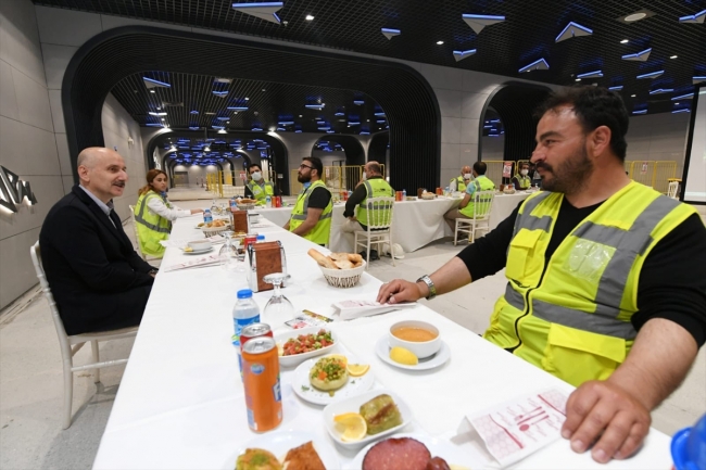 Bakan Karaismailoğlu metro istasyonunda görevli işçilerle iftar yaptı
