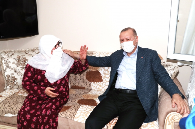Cumhurbaşkanı Erdoğan’dan Sultanbeyli’de ev ziyareti