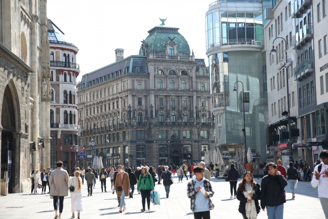 Viyana'da salgın tedbirleri gevşetildi: Alışveriş merkezleri yeniden açıldı