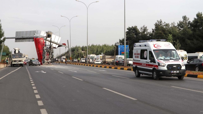 Tırın açık dorsesi yön tabelasına takıldı