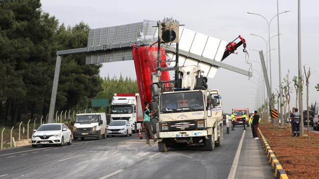 Tırın açık dorsesi yön tabelasına takıldı