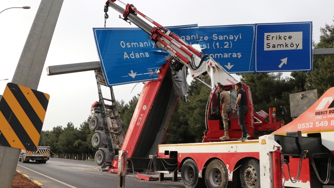 Tırın açık dorsesi yön tabelasına takıldı