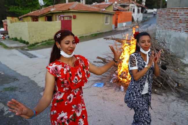 Romanlar bu senede Kakava'yı sembolik olarak kutladı