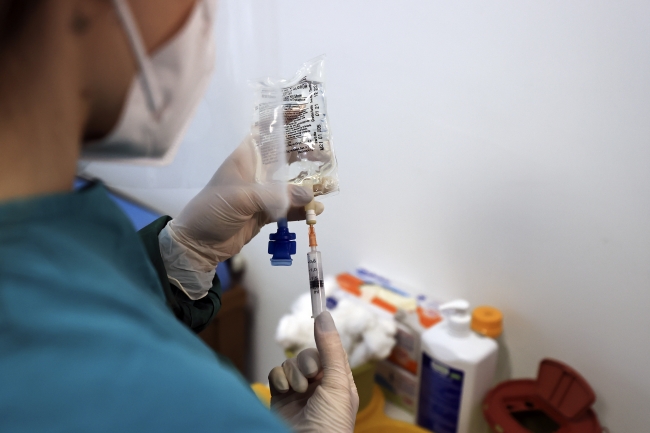 Sağlık çalışanlarının eşlerine aşı yapılmaya başlandı